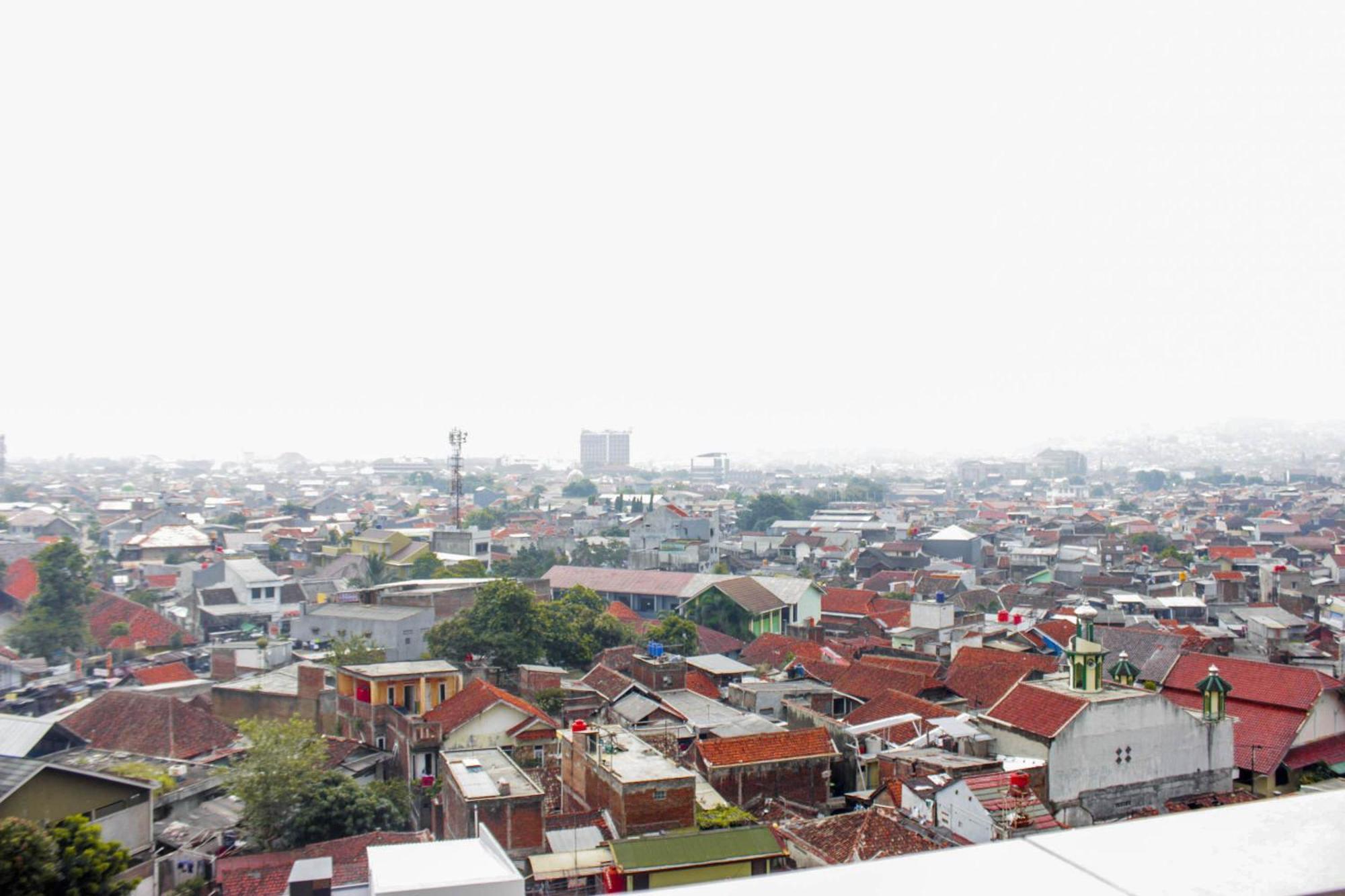 Spacious & Deluxe 2br Gateway Ahmad Yani Cicadas By Travelio